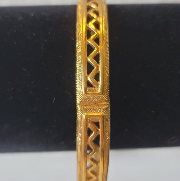 Monet RARE Bangle / Gold Gilded Look / Goldtone, Vintage, Estate, Size 8 - Picture 9 of 10